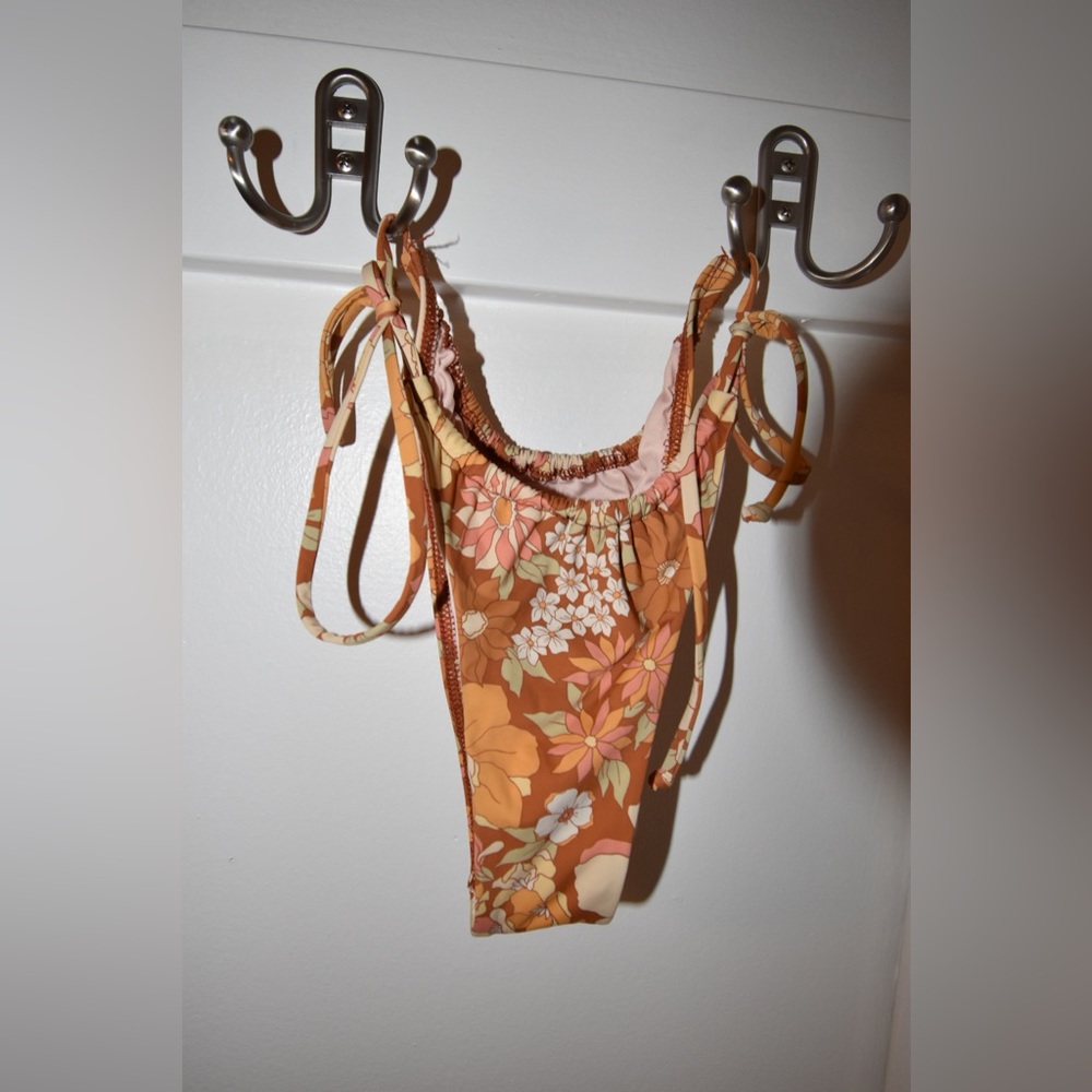 4/$20 Billabong bikini bottom